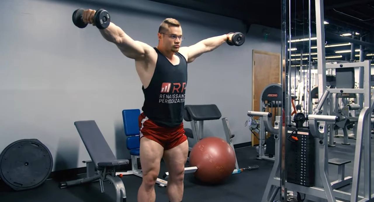 З гантелями та штангою: 6 кращих вправ для збільшення сили плечей